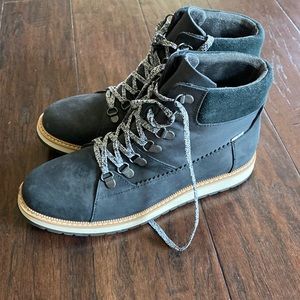 Women’s lace up boots, Tom‘s, Size 8.5, these have been worn once or twice.